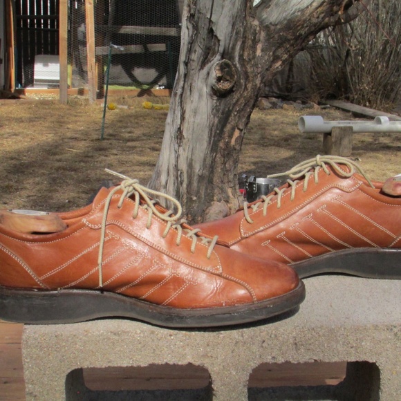 Johnston & Murphy tan leather casual oxfords, handcrafted in ?? Italy